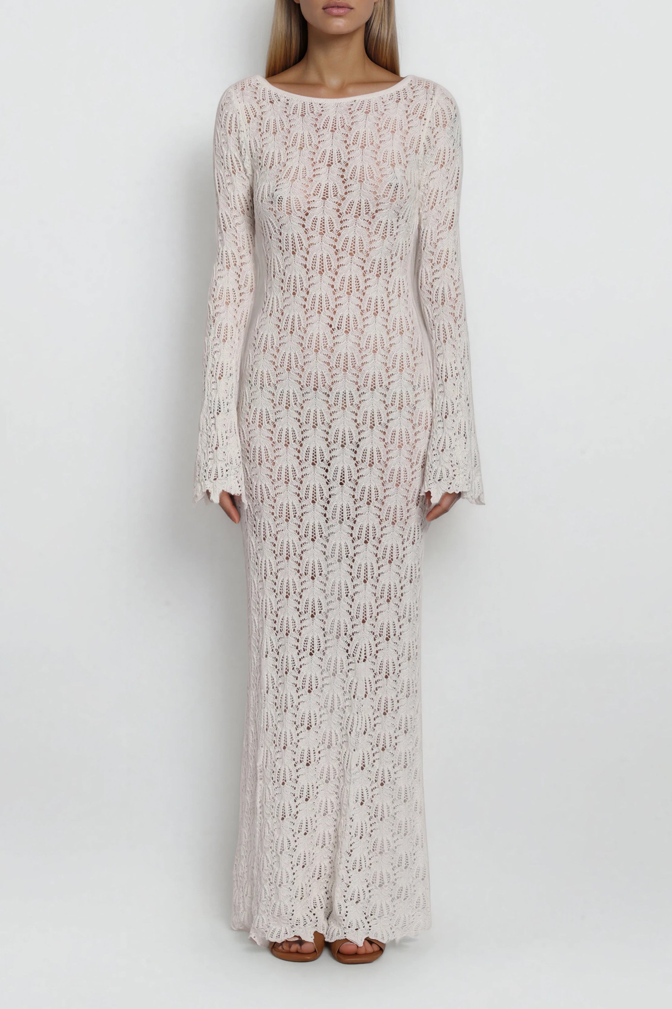 Weißes Maxikleid aus transparentem Strick mit Lochmuster, schmal geschnitten, lange Ärmel, frontale Ansicht